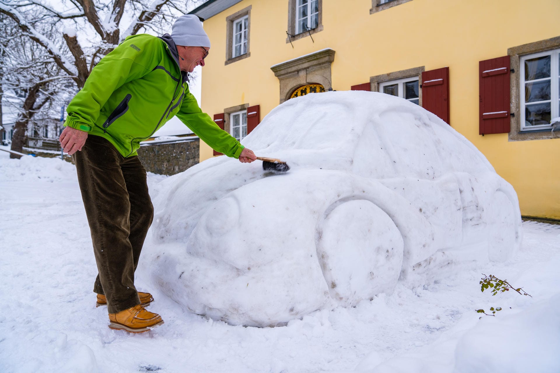 Selbst ein Auto lässt sich aus Schnee bauen.