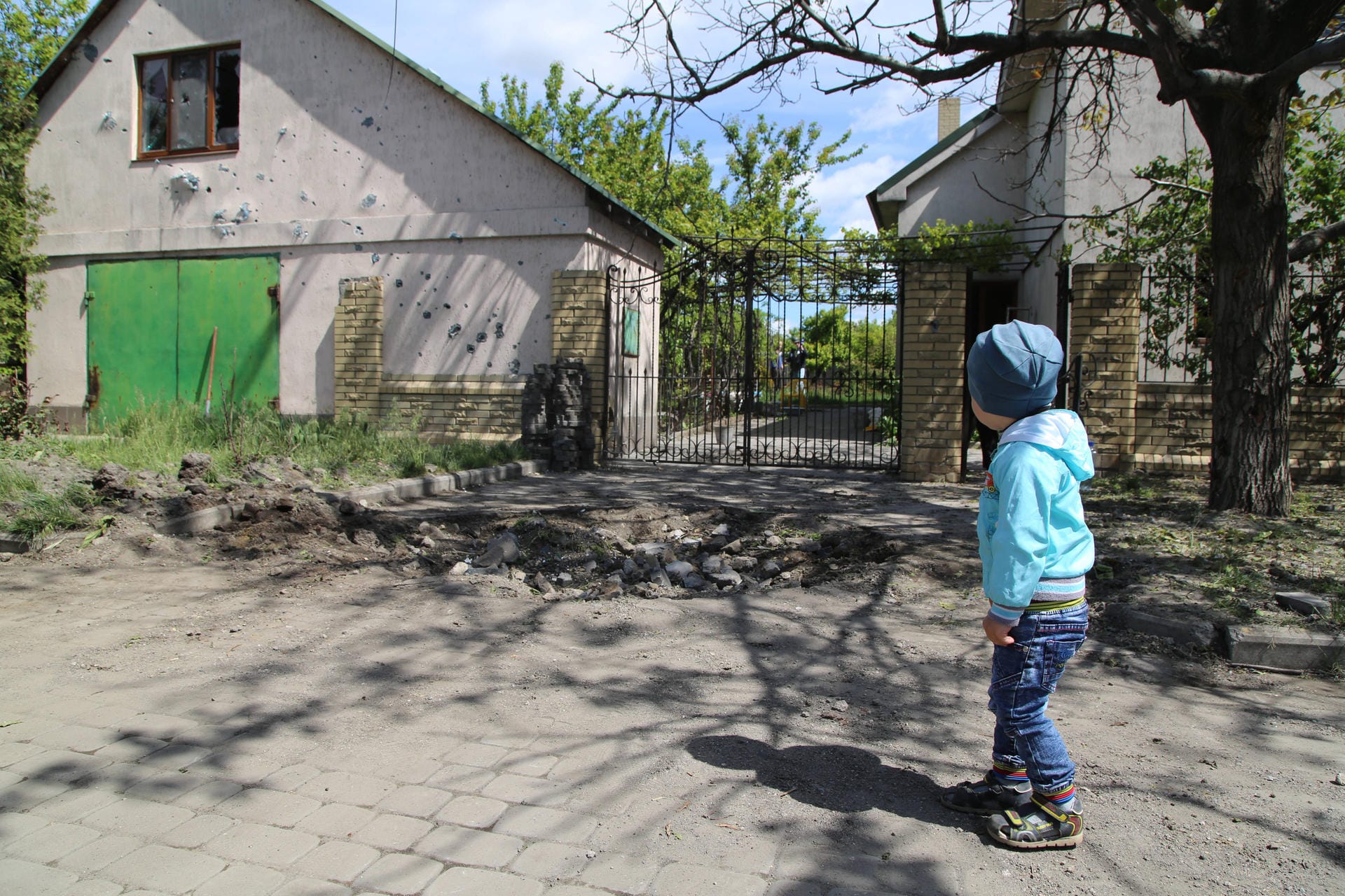 Im Osten der Ukraine verläuft die Grenze zwischen Regierungs- und Rebellengebieten. Landminen und Straßenschäden isolieren die in der Region lebenden 70.000 Menschen, von denen viele auf eine mobile medizinische Versorgung und humanitäre Hilfe angewiesen sind. Sie sind jetzt auf sich allein gestellt. Trotz des vereinbarten Waffenstillstands ist hier die zivile Wasser- und Stromversorgung immer wieder unterbrochen. Dazu kommt die Angst vor Granatenangriffen und gewalttätigen Zusammenstößen.