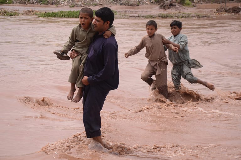 Platz 7: Pakistan – Im letzten Jahr gab es extreme Überschwemmungen in Pakistan: Vieh verendete und es kam zu Ernteausfällen, die erst in vielen Jahren wieder ausgeglichen sein werden. Über 400 Menschen kamen durch die Überschwemmungen ums Leben, rund 68.000 Menschen verloren ihr Zuhause und 6,7 Millionen Menschen sind auf Nahrungsmittelhilfe angewiesen.