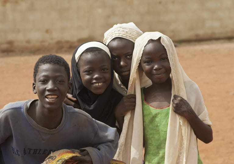 Platz 8: Mali – In Mali leben 90 Prozent der Bevölkerung unter der Armutsgrenze und 1,3 Millionen Menschen leiden Hunger. Wegen der Corona-Pandemie sind die Schulen geschlossen und die Kinder sind einem größeren Risiko für Missbrauch ausgesetzt. In den ersten drei Monaten im Jahr 2020 kam es bereits zu 228 Fällen schwerer Gewalt gegen Minderjährige. Sie wurden getötet, verstümmelt, vergewaltigt oder durch bewaffnete Gruppen rekrutiert.