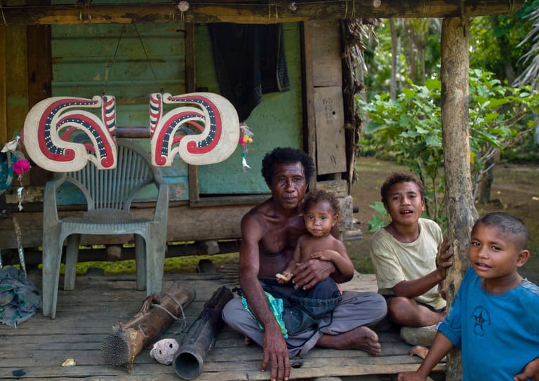 Platz 9: Papua-Neuguinea – In Papua-Neuguinea leiden die Menschen an Mangelernährung. Nur 46 Prozent der Bevölkerung haben Zugang zu sauberem Trinkwasser. Bereits vor Covid-19 war das Gesundheitssystem aufgrund von Krankheiten wie Tuberkulose, HIV/AIDS und Malaria überlastet.