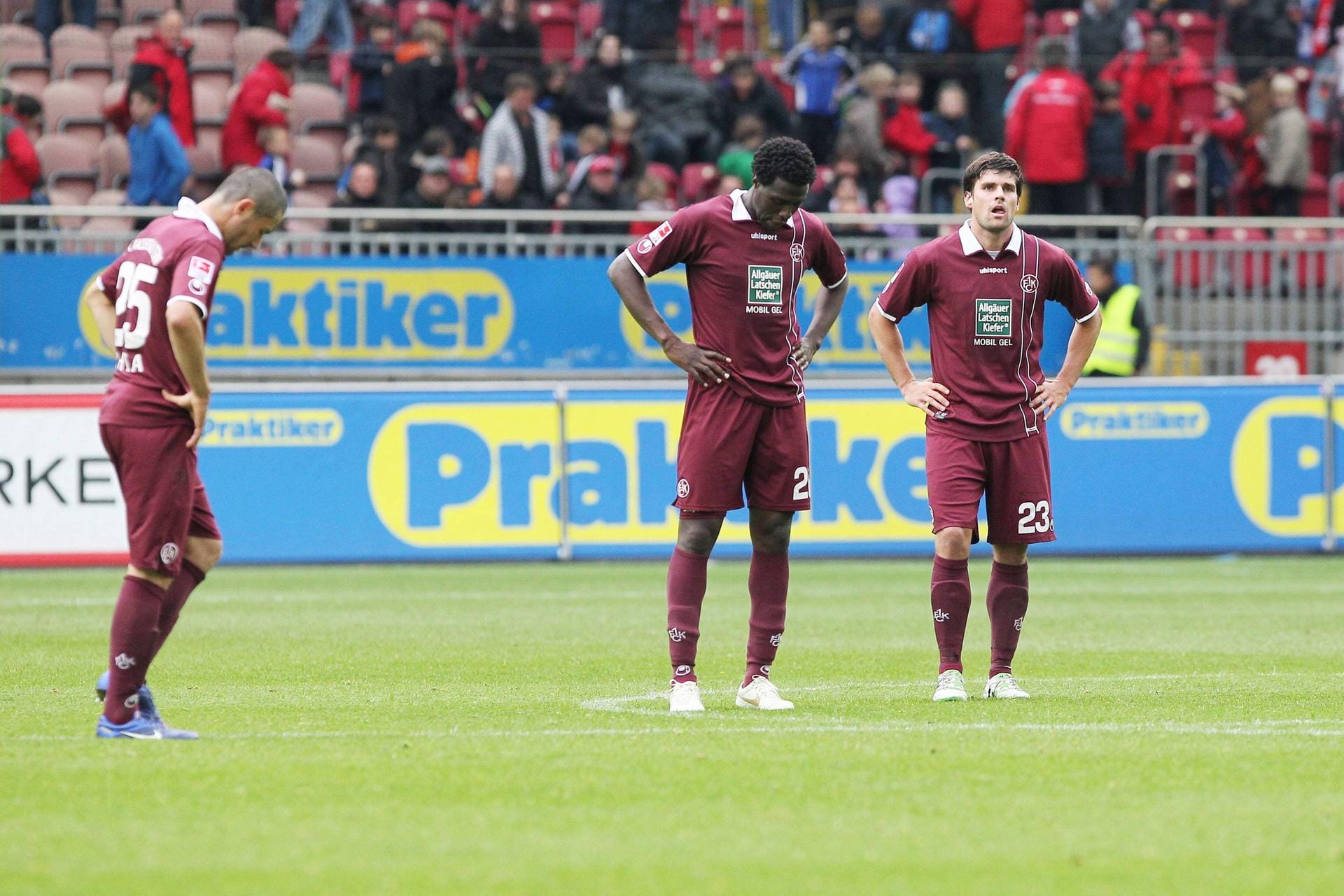 1.FC Kaiserslautern: Zwischen 2011 und 2012 holten die "Roten Teufel" 21 Spiele lang keinen Sieg. Am Ende der Saison stand der direkte Abstieg in die 2. Liga fest.