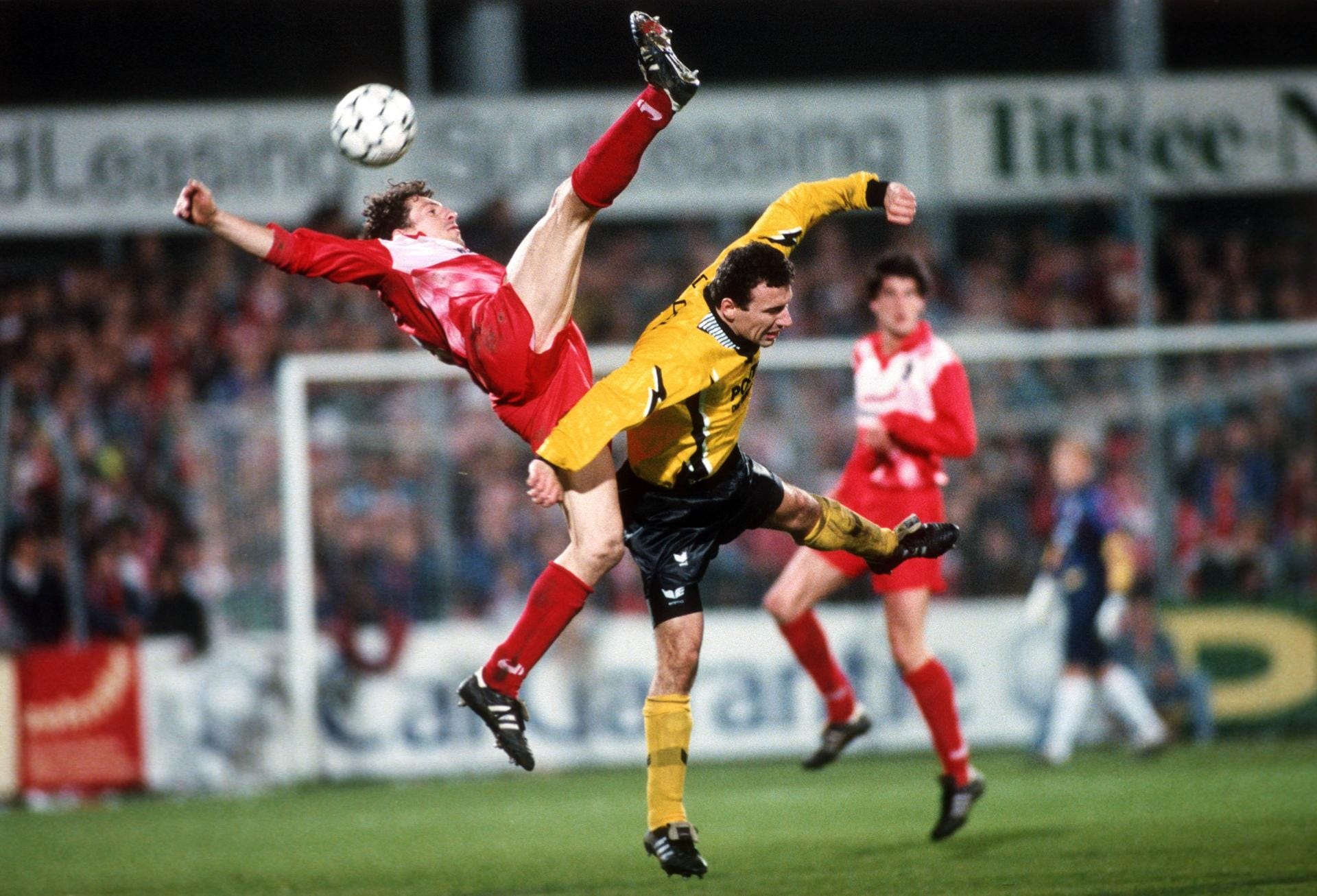 Dynamo Dresden: Ebenfalls 21 Spiele in Folge sieglos blieb Dynamo Dresden zwischen 1994 und 1995. Zusammen mit Duisburg und Bochum ging es nach der Saison ins Unterhaus.