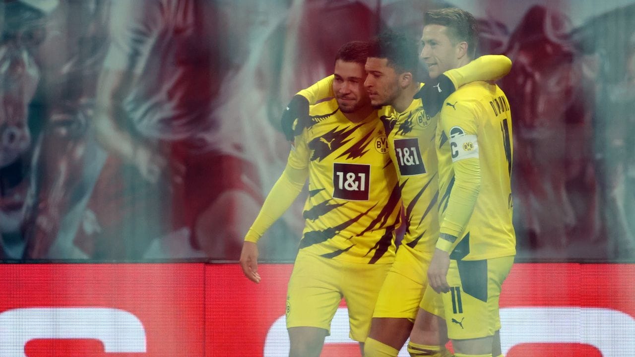 Dortmunds Jadon Sancho (M) jubelt mit Marco Reus (r) und Raphael Guerreiro über seinen Treffer zur 0:1-Führung bei RB.