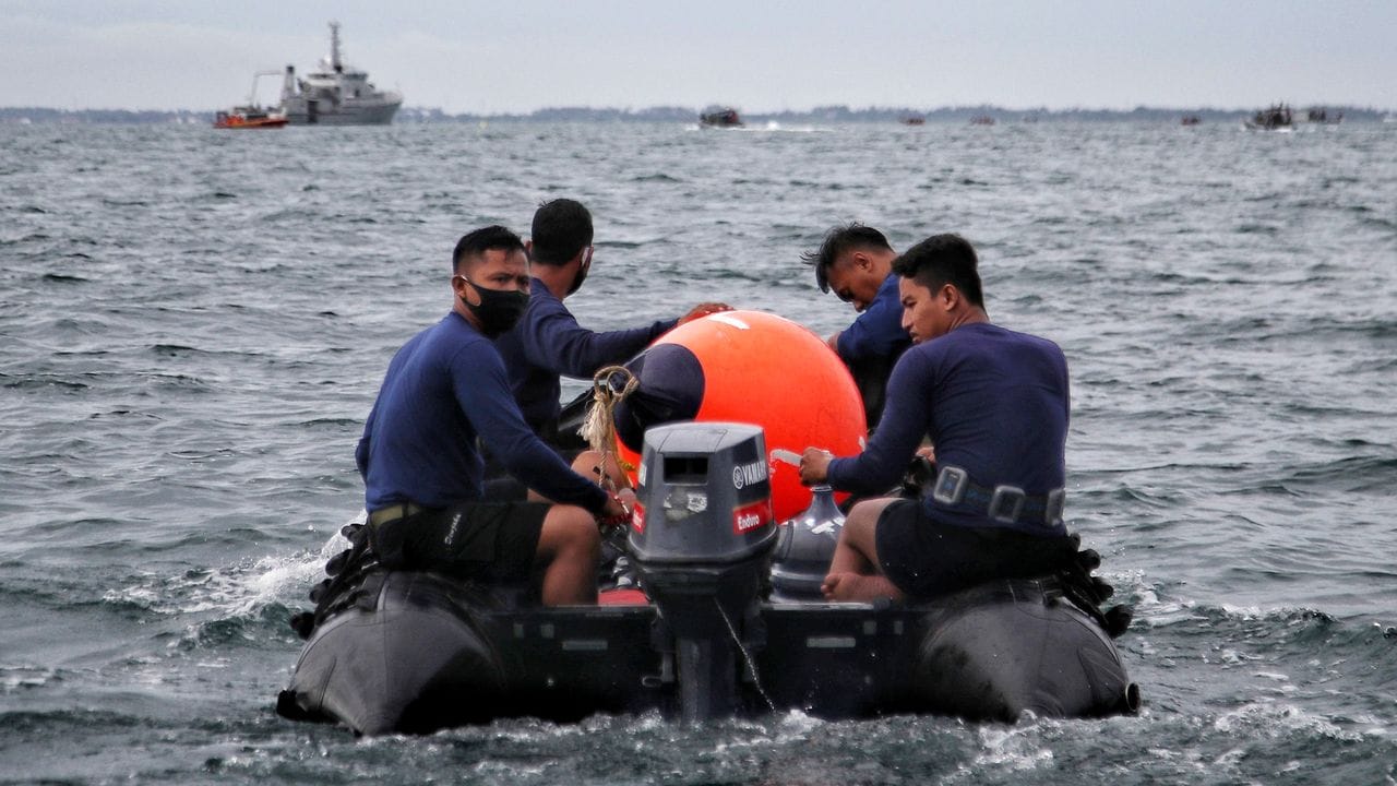 Taucher der indonesischen Marine fanden auf dem Meer vor der Insel Java Trümmer und Leichenteile.