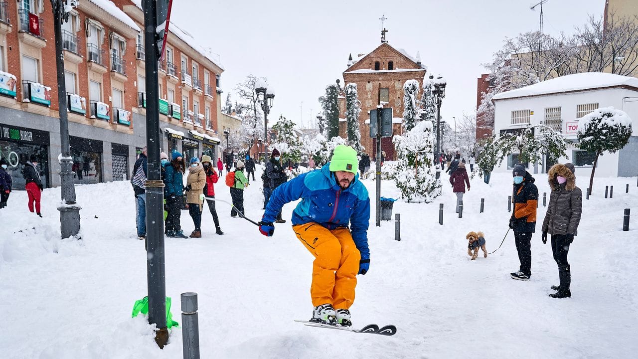 Ein Skifahrer in Aktion in der Stadt Mostoles.