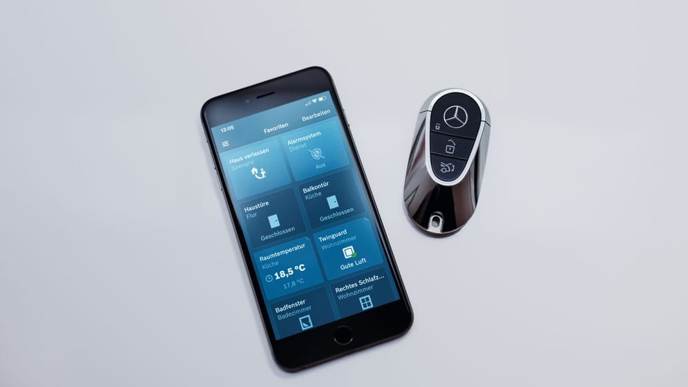 Künftig kann man in vernetzten Mercedes-Fahrzeugen wichtige Funktionen des Smart Homes von Bosch kontrollieren.