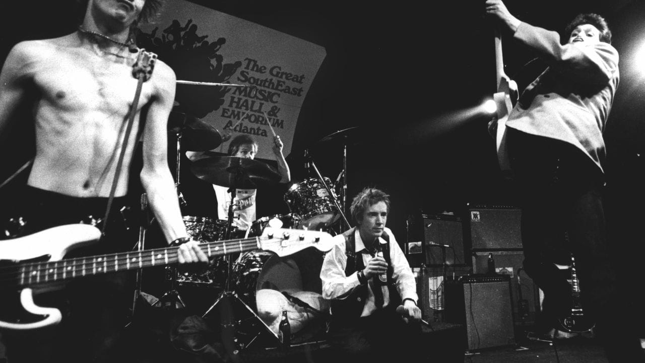 Sid Vicious (l), Drummer Paul Cook, Sänger Johnny Rotten (sitzend) und Leadgitarrist Steve Jones (r) von den Sex Pistols 1978 in New York.