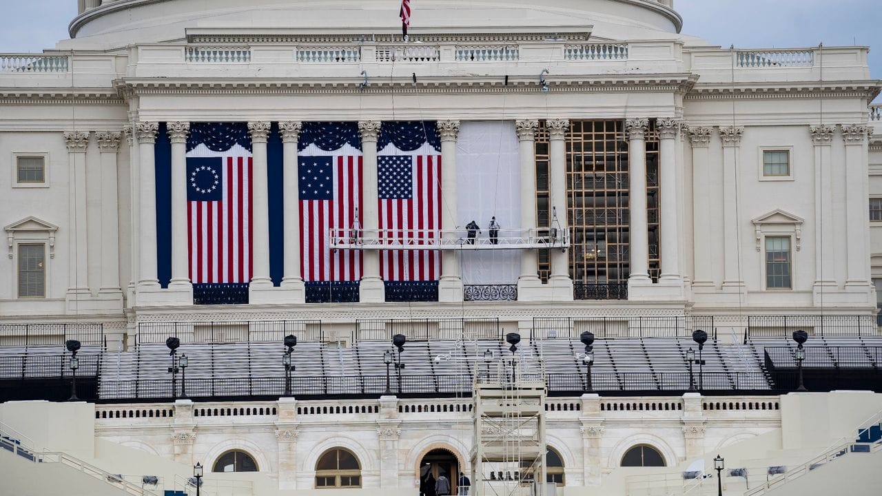 Infolge der Erstürmung des Kapitols werden die Sicherheitsmaßnahmen vor der feierlichen Amtseinführung des neuen US-Präsidenten Joe Biden nochmals verschärft.