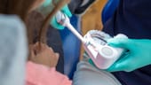 In der Zahnarztpraxis wird es erklärt: Mit einer oszillierend-rotierenden Elektrozahnbürste muss jeder Zahn einzeln für jeweils einige Sekunden geputzt werden.