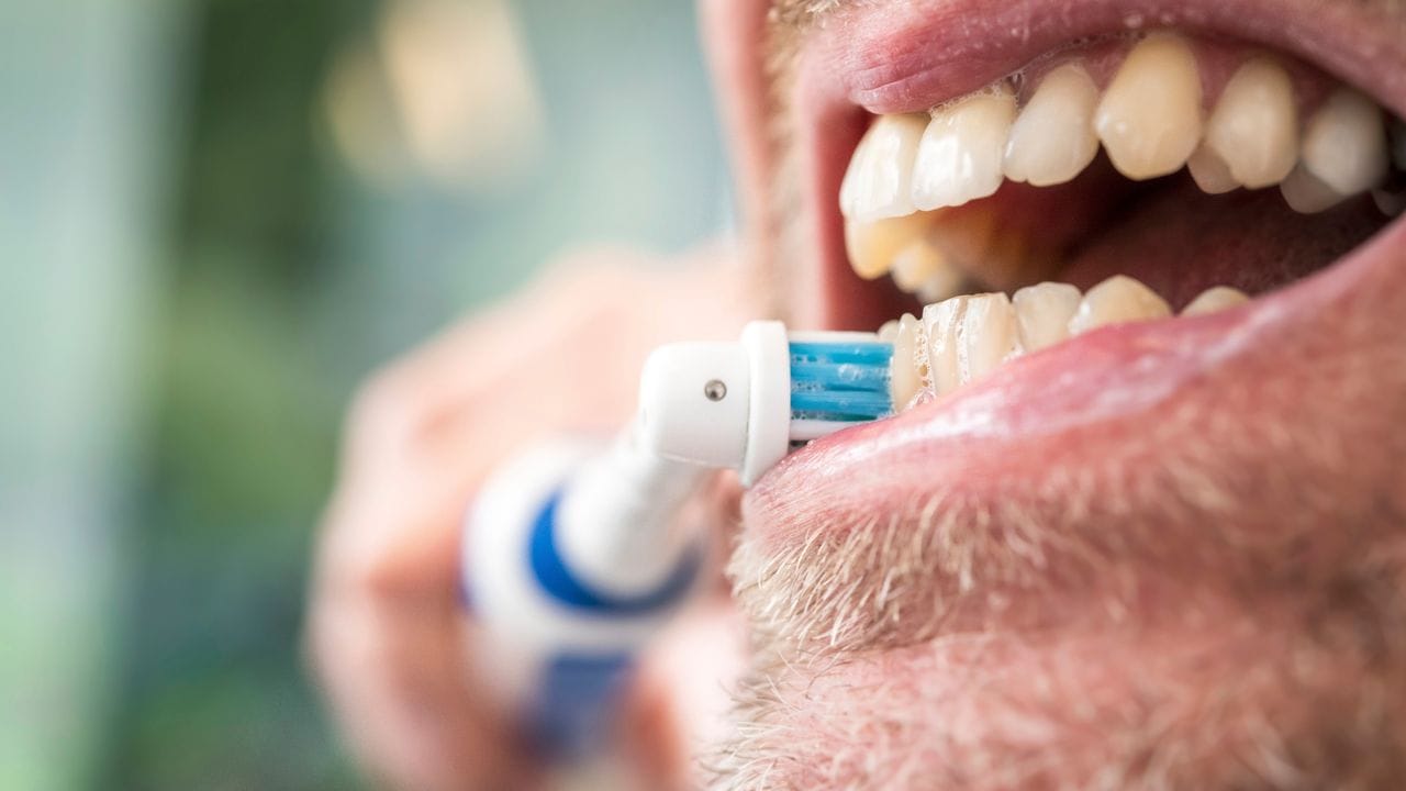 Weg mit den Zahnbelägen: Elektrische Zahnbürsten gelten im Vergleich zu Handzahnbürsten als effektiver.