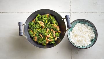 Grünkohl punktet auch in der asiatischen Küche - zum Beispiel als Wok-Gericht mit Schweinefilet.