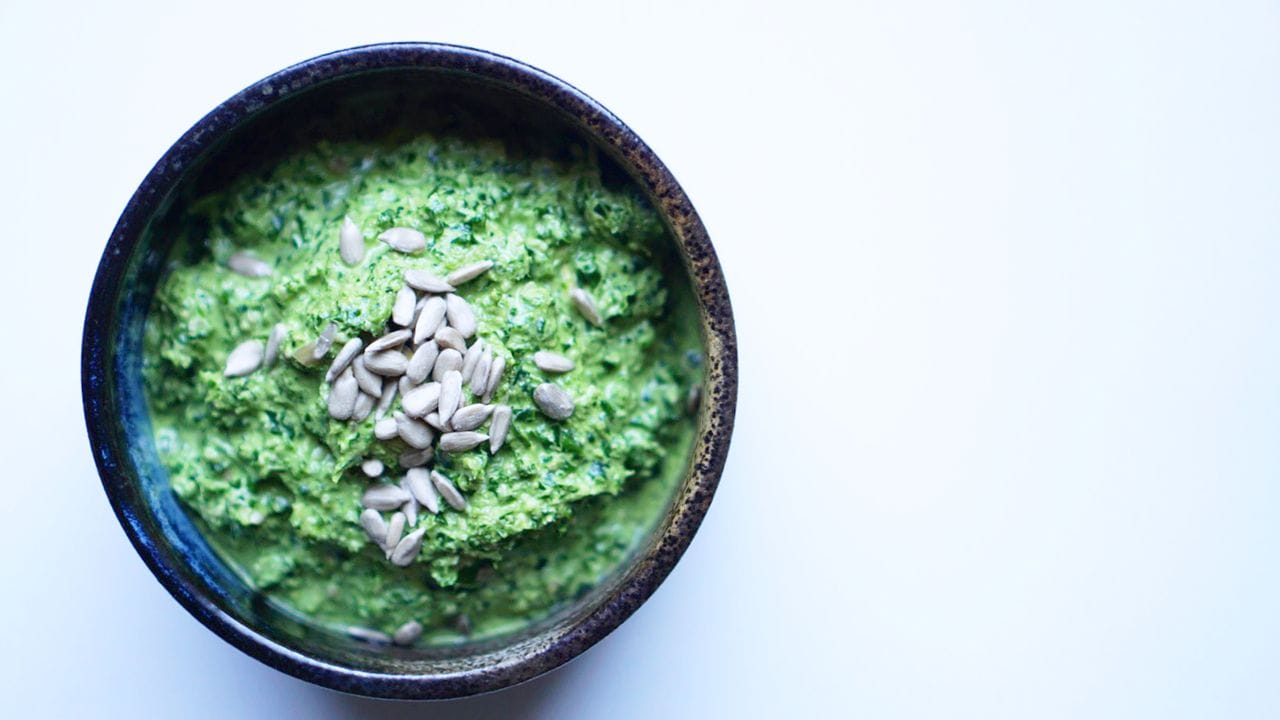 Schnell und einfach lässt sich frischer Grünkohl zu leckerem Pesto verarbeiten - mit Knoblauch, Sonnenblumenkernen, Sonnenblumenöl, Zitronensaft und Weißweinessig.