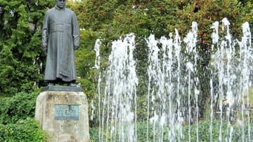 Sebastian Kneipp hat die nach ihm benannte Gesundheitslehre entwickelt – hier steht sein Denkmal in Bad Wörishofen.