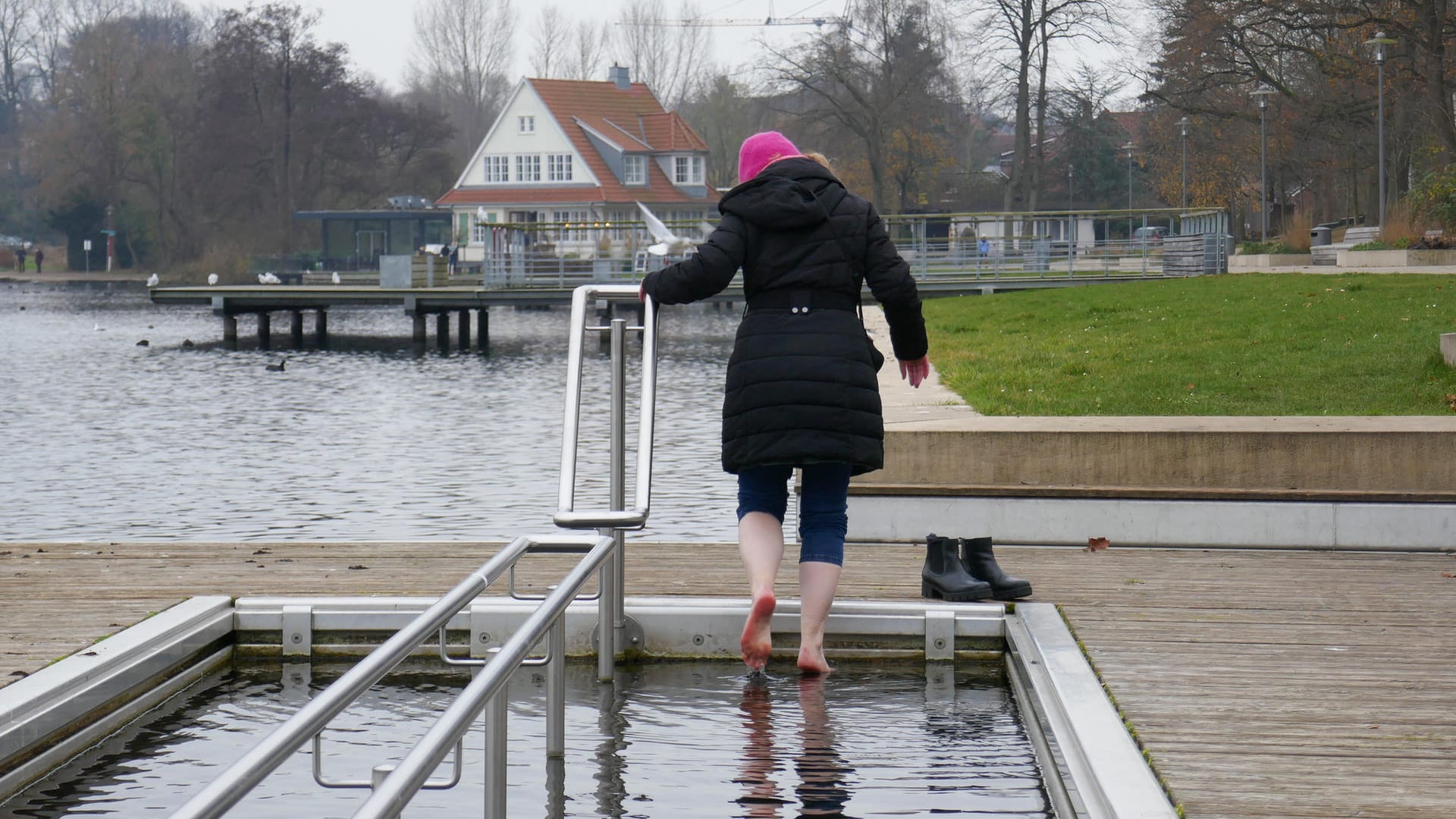 Kneippianer schwören auf kaltes Wasser an den müden Füßen. Doch neben der Hydrotherapie beruht die Philosophie auf vier weiteren Säulen: Heilkräuter, Bewegung, bewusste Ernährung und die innere Ordnung.