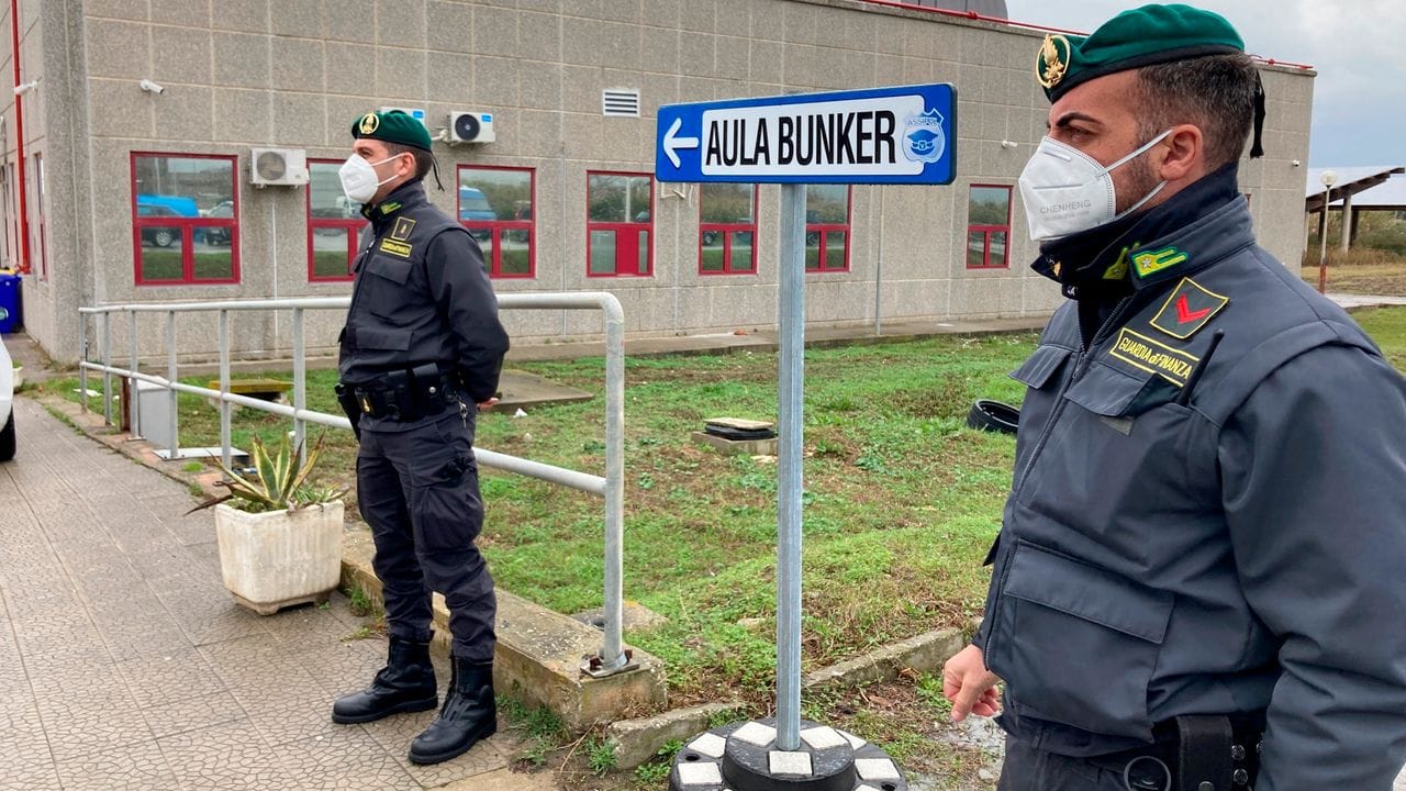 Polizisten stehen Wache vor einem speziell konstruierten Bunker in Lamezia Terme.