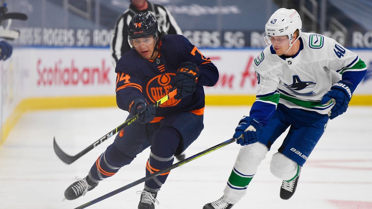 Die Edmonton Oilers mit Ethan Bear (l) verloren ihren NHL-Auftakt gegen die Vancouver Canucks.