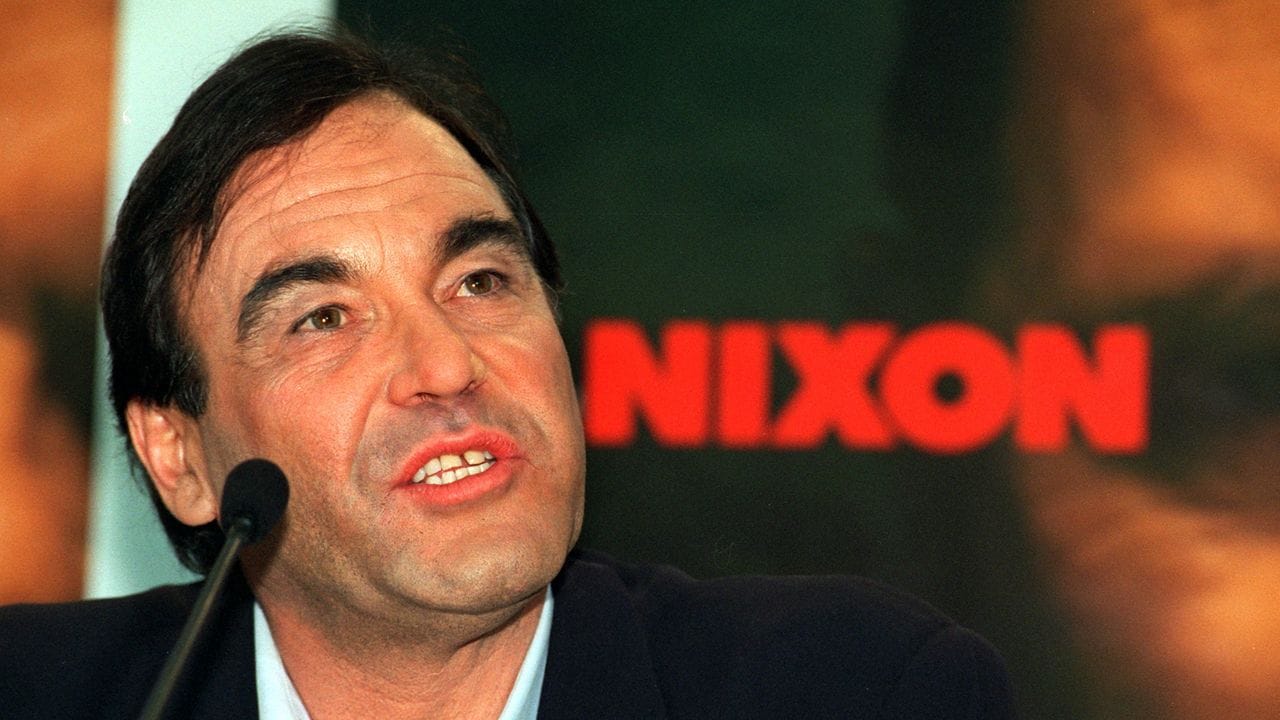 Oliver Stone stellt seinen Film "Nixon" auf der Berlinale (1996) vor.
