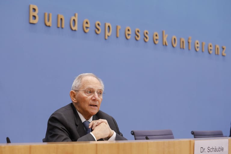 Wolfgang Schäuble, Präsident des Deutschen Bundestages, hat sich bislang für keinen der drei Kandidaten ausgesprochen. Auch auf die Kanzler-Frage gibt er noch keine Antwort. Jeder CDU-Vorsitzende müsse, seiner Ansicht nach, geeignet und willens sein, Kanzler zu werden. "Aber es kann auch ein anderer werden", gibt Schäuble mit Verweis auf die CSU zu bedenken.