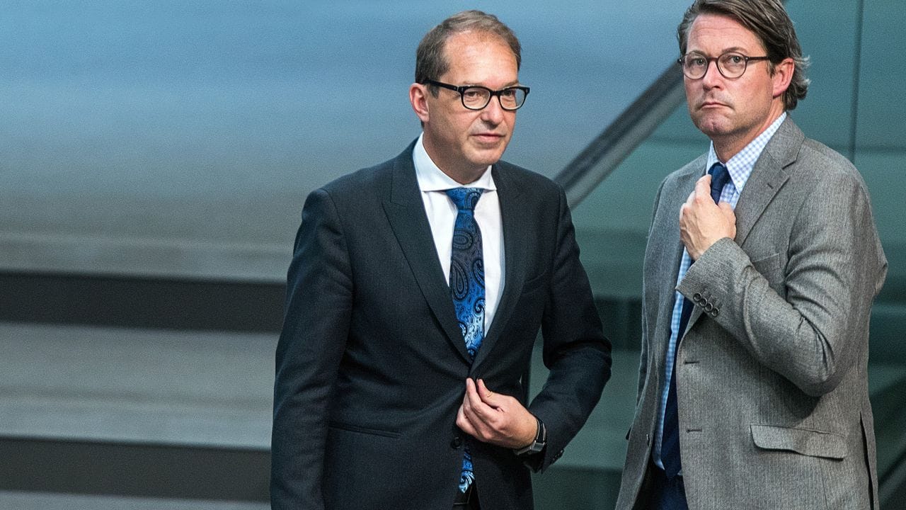 Alexander Dobrindt (l), CSU-Generalsekretär, und Andreas Scheuer (CSU), Bundesminister für Verkehr und digitale Infrastruktur, im Bundestag.