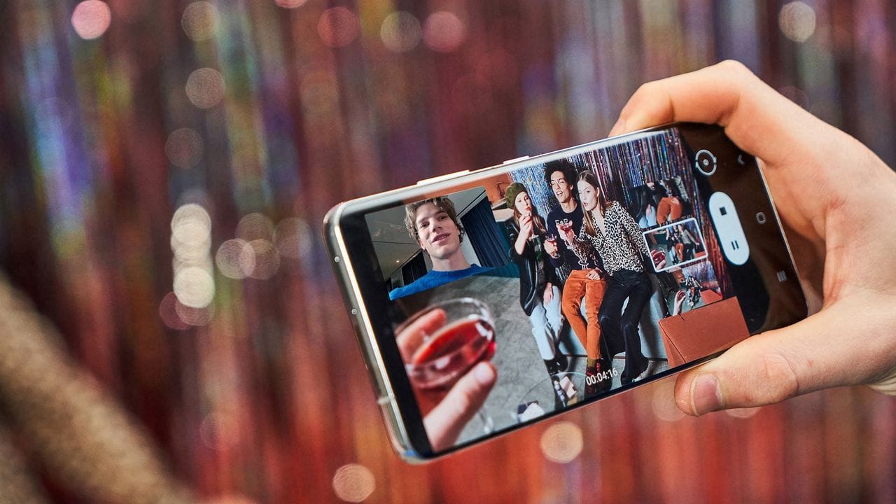 Bei Samsungs Galaxy-S21-Smartphones lassen sich die Bilder der Kameras kombinieren - zum Beispiel für Videos aus mehreren Perspektiven.
