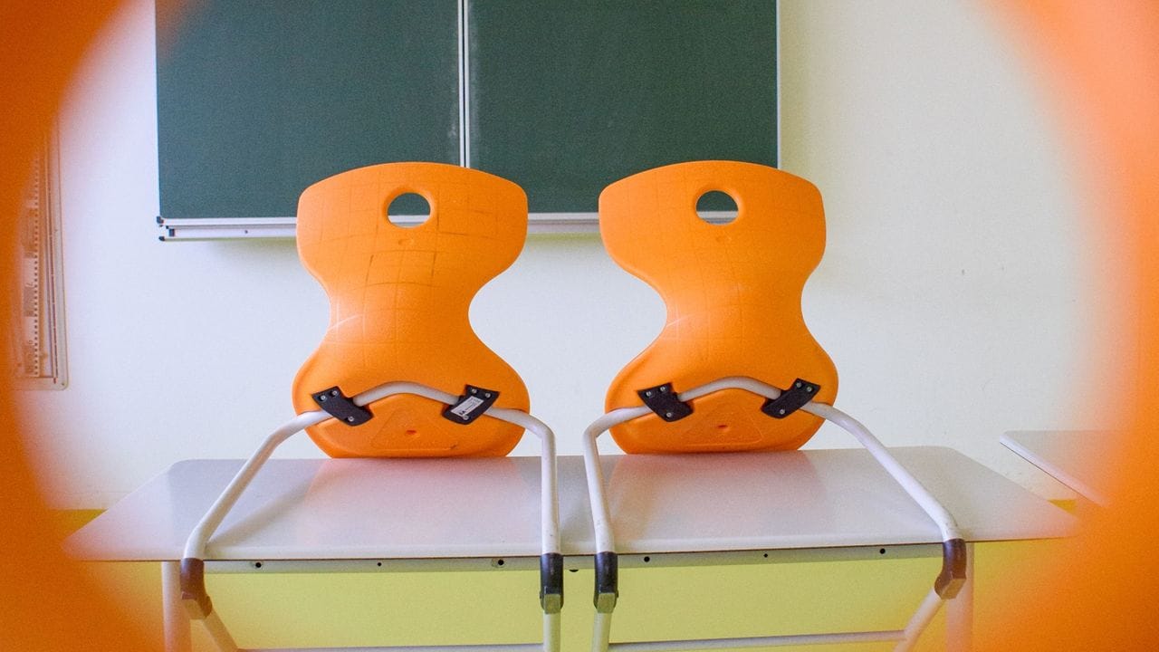 Berufstätige Eltern, die in Betreuungsschwierigkeiten kommen, haben deshalb jetzt Anspruch auf mehr Kinderkrankentage.