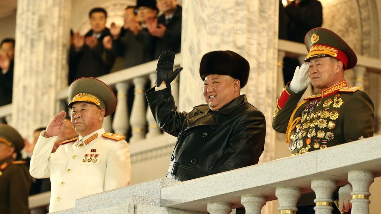 Machthaber Kim Jong Un nimmt die Parade ab.