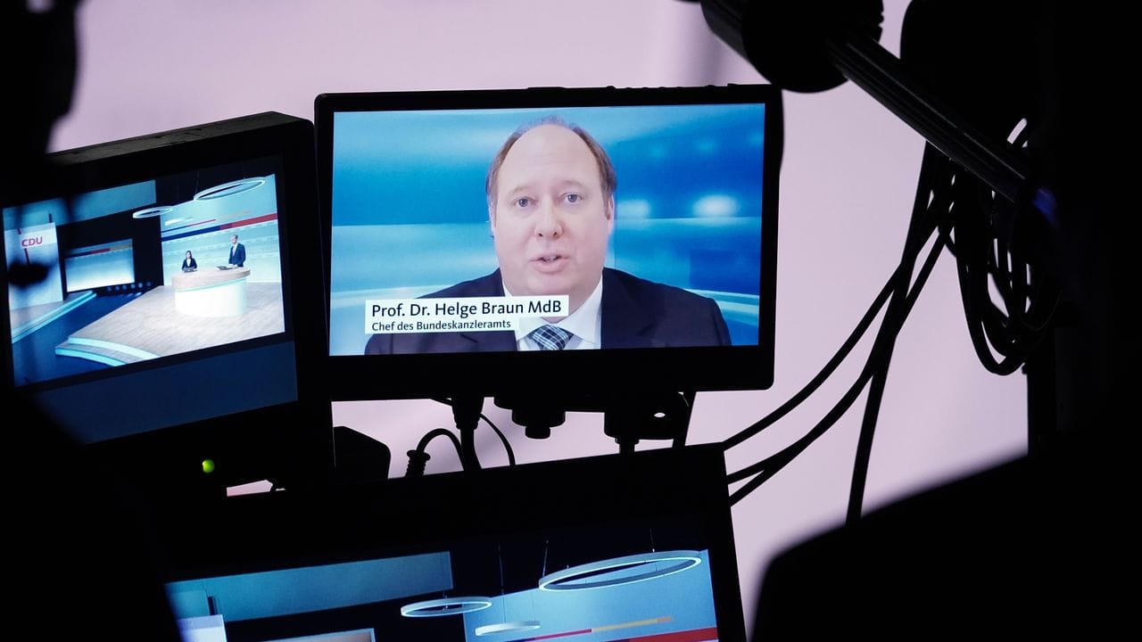 Die Infektionszahlen müssten gesenkt werden, besonders die nächsten drei bis vier Monate würden schwer, sagte Helge Braun auf dem digitalen CDU-Parteitag. Die Infektionszahlen müssten gesenkt werden, besonders die nächsten drei bis vier Monate würden schwer, sagte Helge Braun auf dem digitalen CDU-Parteitag.