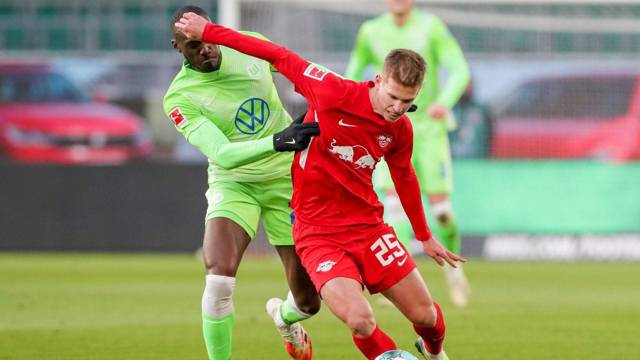 Wolfsburg's Josuha Guilavogui (l) versucht Leipzigs Daniel Olmo vom Ball zu trennen.