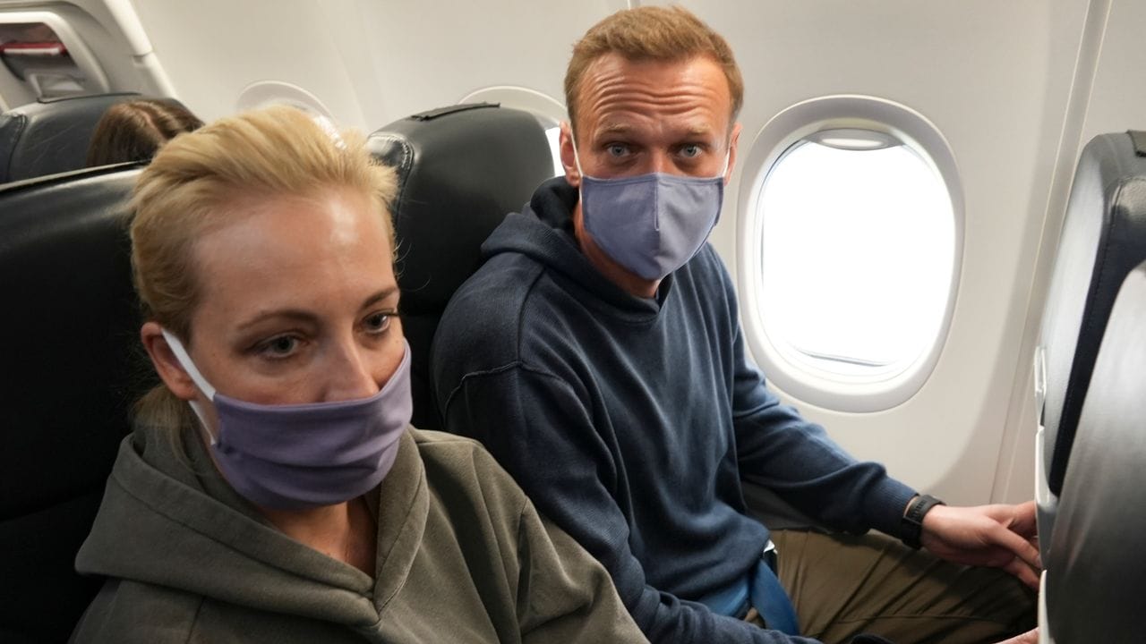 Kremlgegner Alexej Nawalny und seine Ehefrau Julia auf dem Flug nach Moskau.