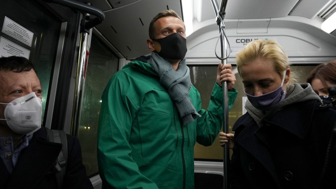 Kremlgegner Alexej Nawalny (M) und seine Ehefrau Julia (r) stehen am Flughafen Moskau-Scheremetjewo in einem Bus.