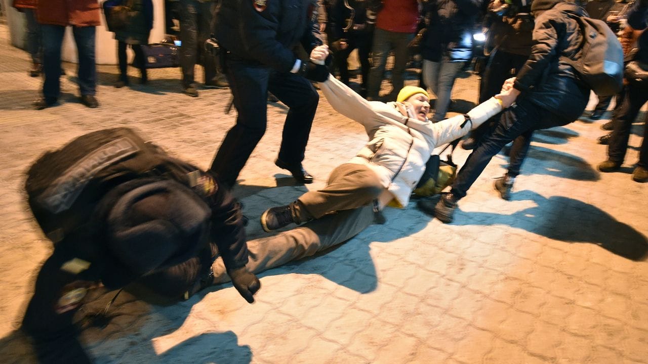 Polizisten halten am Terminal des Flughafens Moskau-Wnukowo einen Mann fest, der auf die Ankunft des Oppositionsführers Nawalny wartet.