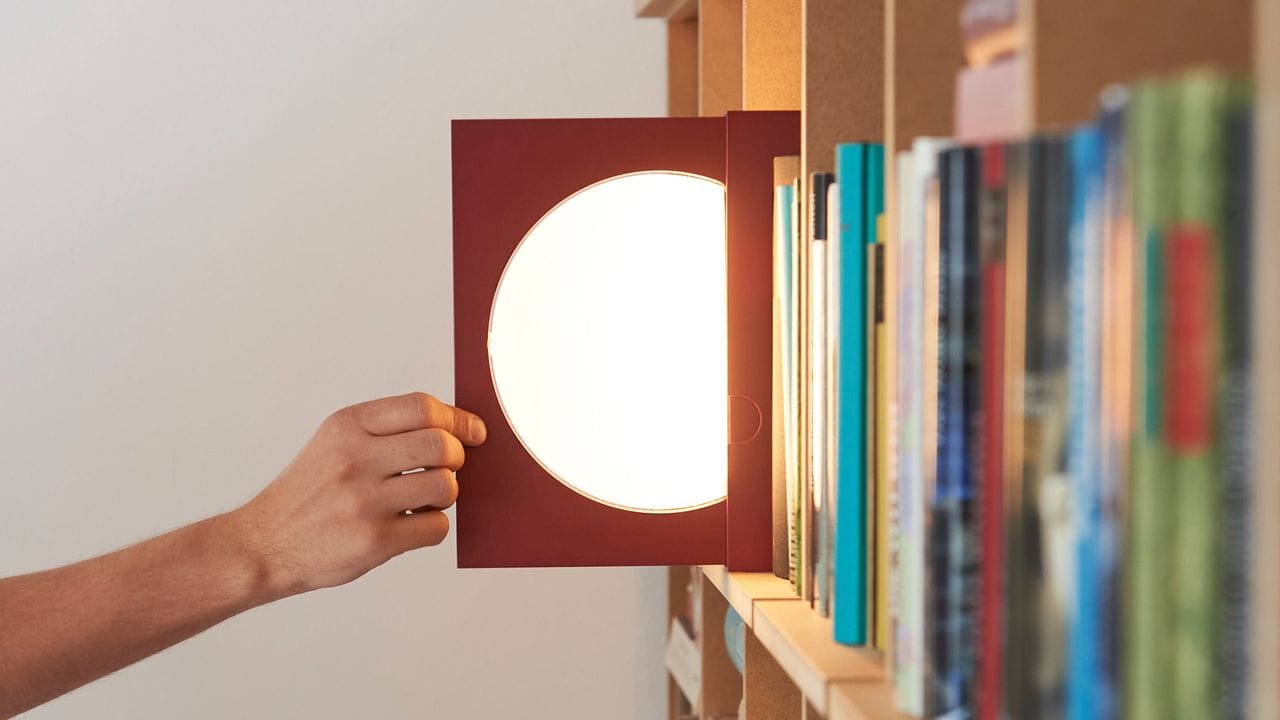 Neue Einrichtungsgegenstände sind oft multifunktional: Die Leuchte Elina von Dirk Vosding ist ein Akzentlicht im Bücherregal - oder eine Buchstütze. Neue Einrichtungsgegenstände sind oft multifunktional: Die Leuchte Elina von Dirk Vosding ist ein Akzentlicht im Bücherregal - oder eine Buchstütze.