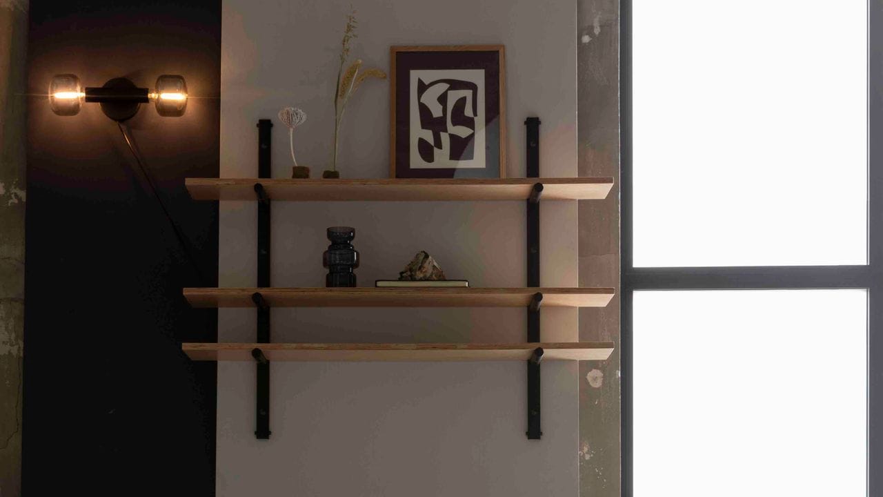 "Sind Sie schon bereit, von zu Hause aus zu arbeiten", fragt Einrichter Zuiver auf seiner Homepage? Er hat in Coronazeiten den kleinen Schreibtisch "Barbier Black desk table" in sein Programm aufgenommen. "Sind Sie schon bereit, von zu Hause aus zu arbeiten", fragt Einrichter Zuiver auf seiner Homepage? Er hat in Coronazeiten den kleinen Schreibtisch "Barbier Black desk table" in sein Programm aufgenommen.