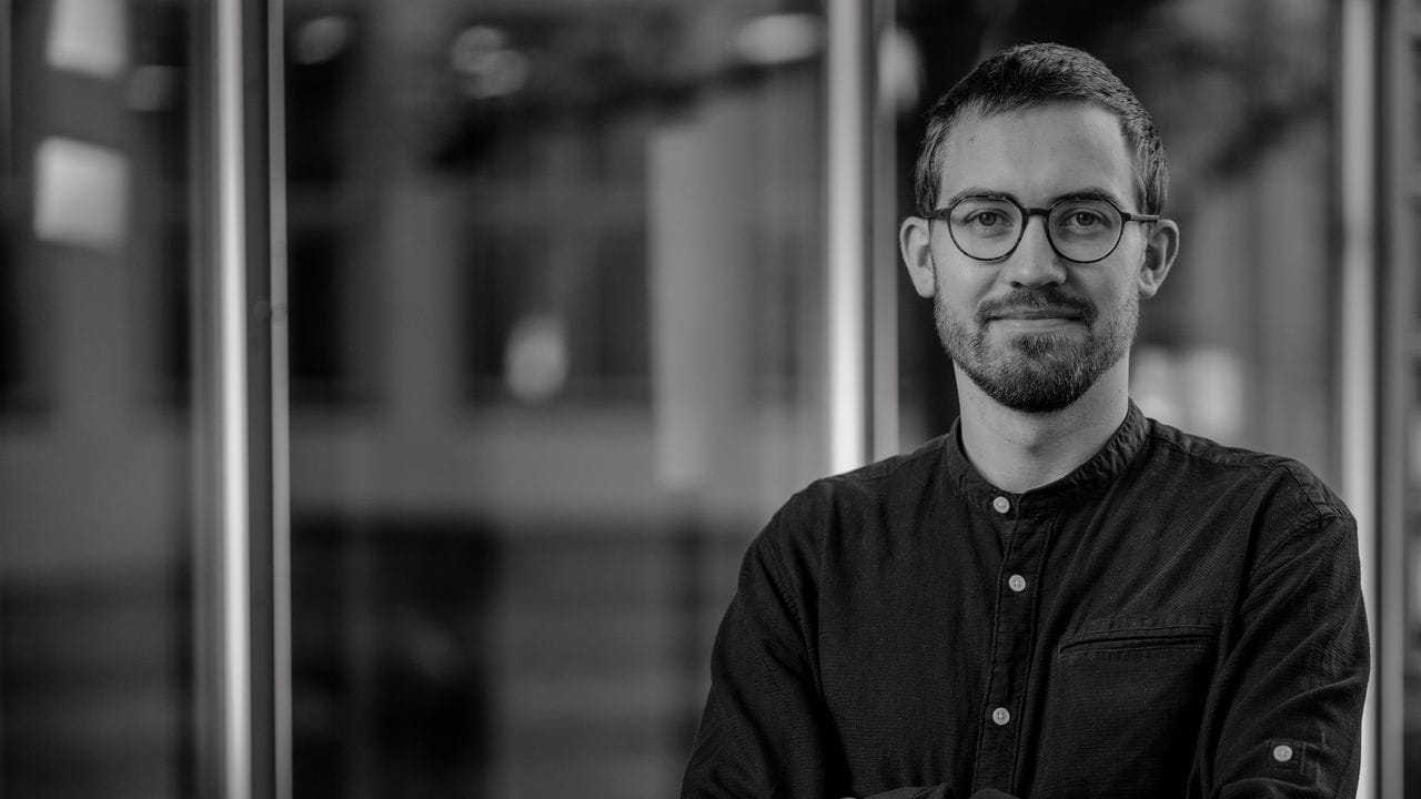 Dirk Vosding ist mit seiner Leuchte Elina Finalist im Pure Talents Contest 2021 der ausgefallenen Möbelmesse IMM in Köln. Dirk Vosding ist mit seiner Leuchte Elina Finalist im Pure Talents Contest 2021 der ausgefallenen Möbelmesse IMM in Köln.
