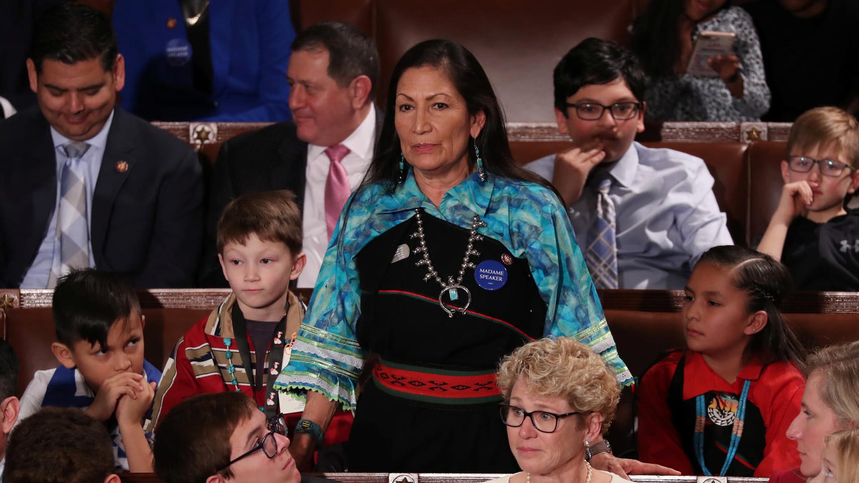 Deb Haaland: Mit Haaland rückt erstmals eine amerikanische Ureinwohnerin ins Kabinett auf. Die 60-Jährige sitzt seit 2018 im Ausschuss für natürliche Ressourcen im US-Repräsentantenhaus. "Mein Leben war nicht einfach", erzählte Haaland bei ihrer Vorstellung für das Biden-Team im Dezember. Sie sei zeitweise obdachlos gewesen, habe staatliche Lebensmittelhilfe gebraucht und ihre Tochter alleine groß gezogen. Nun soll sie einen Platz im Innenressort besetzen.