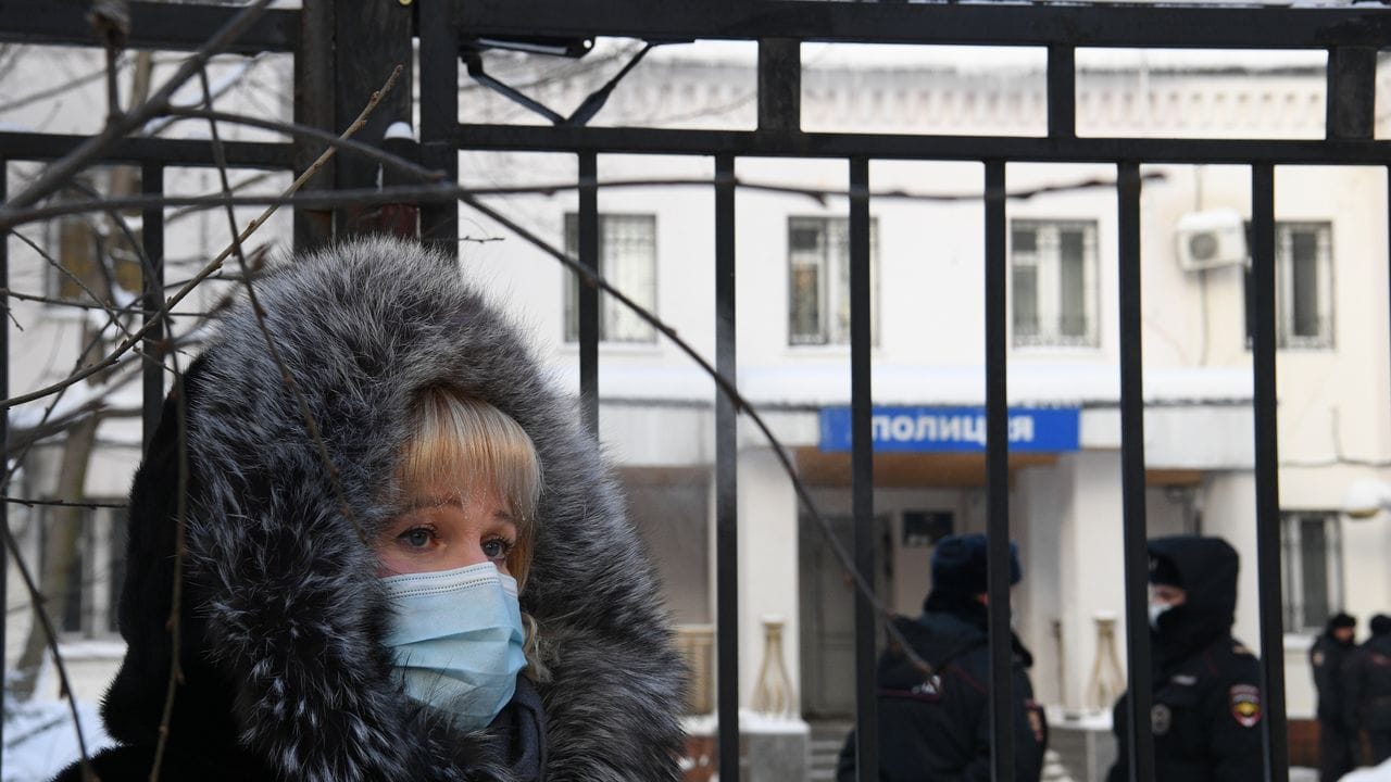Nawalnys Anwältin Olga Michailowa steht vor der Polizeistation.