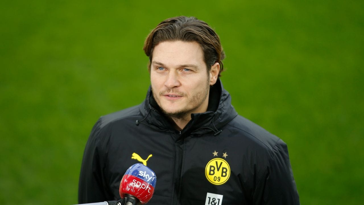 Dortmunds Trainer Edin Terzic gibt vor einem Spiel ein Interview.
