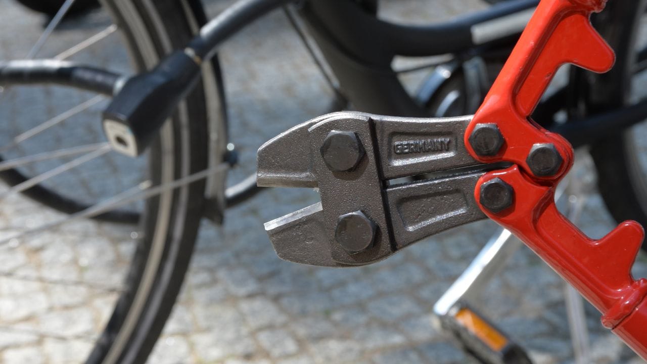 Schnapp-Schnapp: Fahrraddiebe sind mit unterschiedlichen Werkzeugen wie auch etwa Bolzenschneider ausgestattet, um sich an Drahtesel heranzumachen.