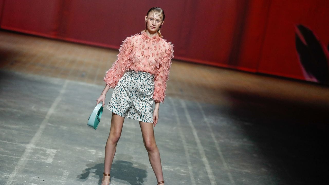 Model Trixi Giese zeigt eine Kreation der Designerin Lana Mueller bei der Mercedes-Benz Fashion Week im Kraftwerk. Model Trixi Giese zeigt eine Kreation der Designerin Lana Mueller bei der Mercedes-Benz Fashion Week im Kraftwerk.