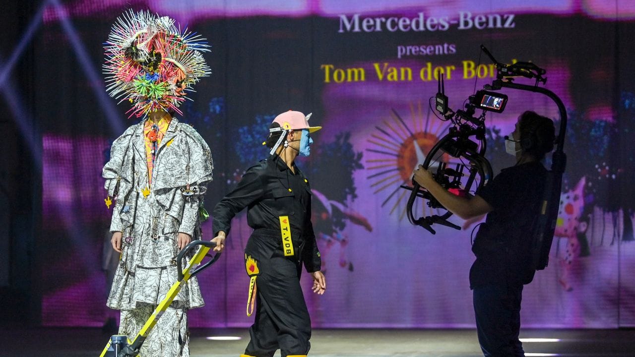 Models zeigen Kreationen des Designers Tom Van der Borght in einem Berliner Kraftwerk. Models zeigen Kreationen des Designers Tom Van der Borght in einem Berliner Kraftwerk.