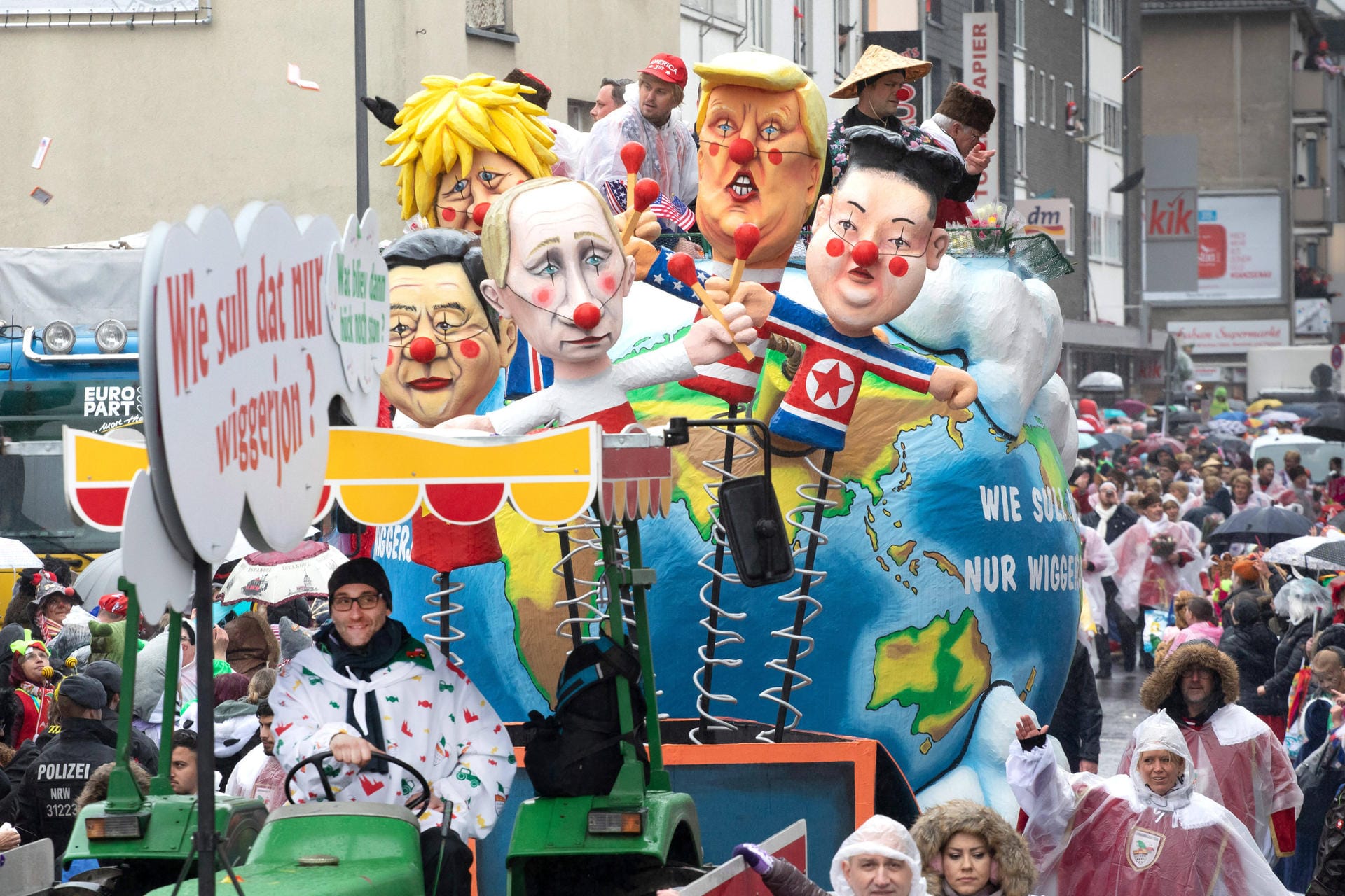 Ein Motivwagen zeigt Donald Trump als Brandstifter sowie Boris Johnson, Wladimir Putin, Xi Jinping und Kim Jong-un.