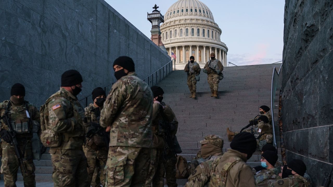 Trotz der angespannten Sicherheitslage nach der Erstürmung des US-Kapitols hält das Team des künftigen US-Präsidentens Biden an der Vereidigung im Freien vor dem Parlamentsgebäude fest.