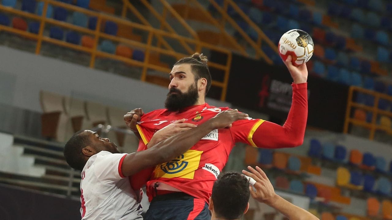 Die Spanier gewannen ihr abschließenden Vorrundenspiel: Jorge Maqueda Peno (M) steigt zum Wurf aufs tunesische Tor hoch.