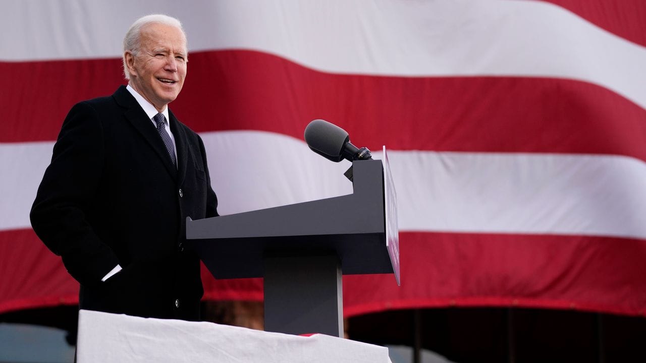 Der gewählten US-Präsident Joe Biden spricht im nach seinem Sohn benannten Major Joseph R.