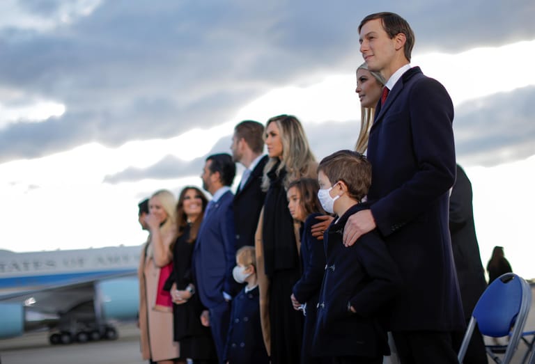 Dort wartet Trumps Familie, mit dabei sind Jared Kushner...