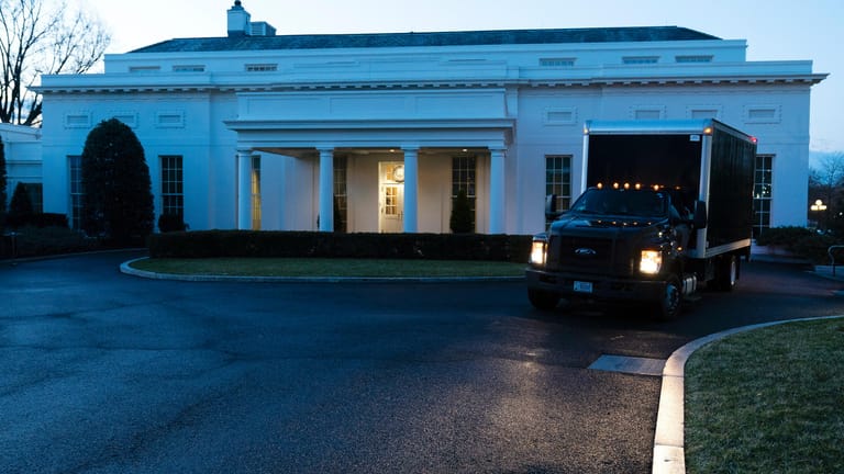 Bereits am frühen Morgen wartet ein Umzugswagen vor dem Weißen Haus.