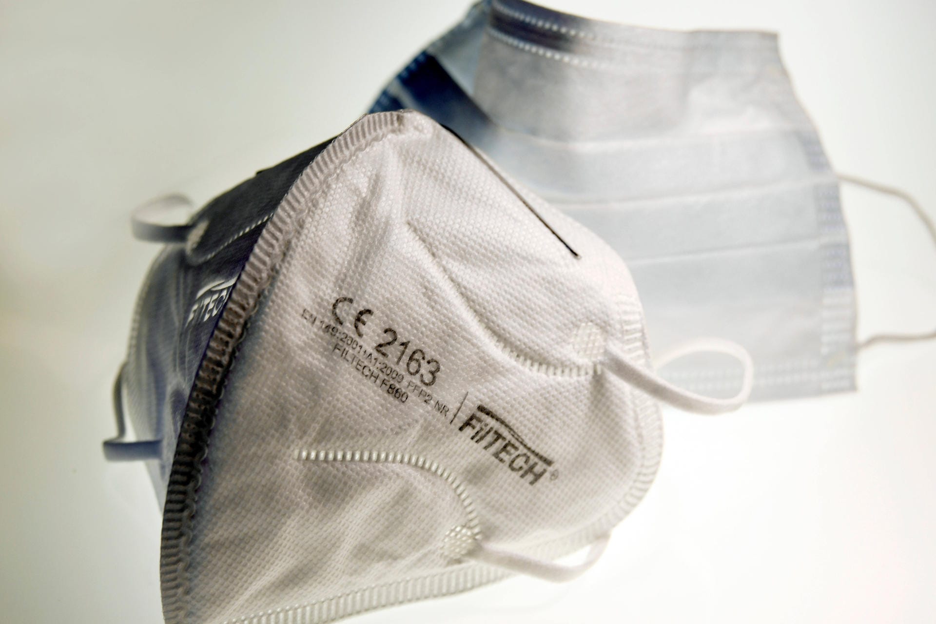 FFP2-Masken schützen besser als Einweg- und Stoffmasken vor dem Coronavirus. Achten Sie beim Kauf auf die Angaben auf der Verpackung. Bei qualitativ hochwertigen Produkten befindet sich dort eine Kombination aus CE-Kennzeichnung und vier Zahlen.