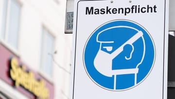 In Bayern sind FFP2-Masken Pflicht in ÖPNV und Einzelhandel. In anderen Bundesländern werden sie neben OP-Masken empfohlen. Beachten Sie also die bei Ihnen geltende Regel.