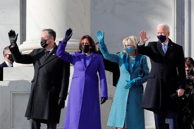 Doug Emhoff (l), der Ehemann von Vizepräsidentin Kamala Harris (2. v. l.) und Jill Biden (2. v. r.) mit dem gewählten US-Präsidenten Joe Biden kurz vor der Vereidigung.